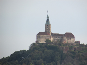 画像：オーストリアの森と古城