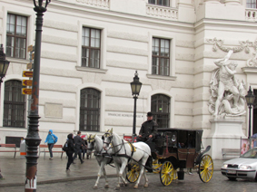 画像：ウィーン市内を走る王朝風馬車
